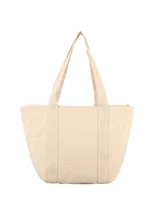 Bolso tipo tote color beige, confeccionado en lona capitoneada con diseño acolchado. Cuenta con dos asas largas de cinta con el nombre de la marca grabado y un compartimento principal amplio con interior forrado.