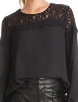 Blusa de gasa negra con canesú de encaje en el frente y la espalda, manga larga con puño elastizado y cierre de botones perlados en la espalda.