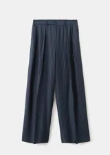 Pantalón azul marino de corte wide leg con diseño de rayas diplomáticas finas y tiro alto.
