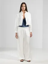 Pantalón de lino italiano con hilo metalizado color azul marino, de corte recto y talle medio, con cintura elástica en la parte posterior y bolsillos delanteros.