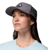 Gorra gris Columbia modelo Mountaincap II 3D, con paneles traseros de malla perforada por láser y parche de goma frontal con el logo de la marca. Cuenta con tecnología Omni-SHIELD™ de repelencia al agua y las manchas.