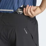 Short deportivo Adidas negro de running con cintura elástica y cordón de ajuste. Cuenta con el logo reflectante de la marca en una pernera y aberturas laterales en el dobladillo.