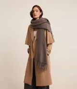 Bufanda de tejido suave con diseño de franjas en los extremos y terminación con flecos.