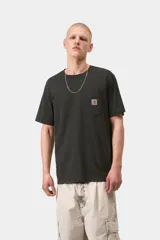Remera de manga corta Carhartt WIP en color negro, con cuello redondo y un bolsillo aplicado en el pecho que incluye una pequeña etiqueta con el logo de la marca.