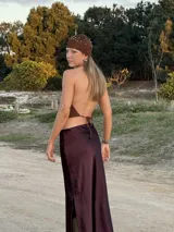 Gorro tipo casquete tejido al crochet color marrón, con apliques de perlas blancas.