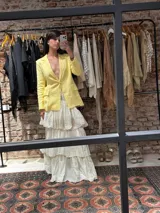 Blazer sastrero de lino en color celeste pastel, con cierre frontal de un botón forrado, solapas clásicas y bolsillos laterales con solapa. Presenta un corte estructurado y forro interior de algodón.