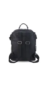 Mochila de cuero sintético con textura granulada, color verde oliva. Cuenta con dos bolsillos frontales con cierre metálico, asa superior rígida y correas ajustables de cinta textil. Incluye placa metálica decorativa en la parte inferior.