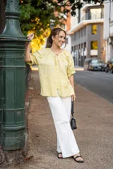 Jean de tiro alto color blanco, con corte recto y silueta amplia.