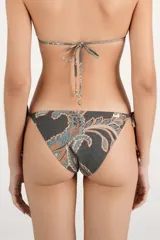 Calzón de bikini con tiras ajustables laterales y abalorios en los extremos. Presenta un estampado paisley en tonos grises, celestes y naranjas.