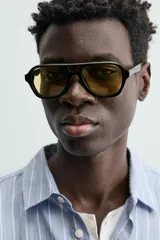 Camisa de hombre de manga larga, cuello italiano y corte regular fit, confeccionada en tejido de lino a rayas verticales azules y blancas.