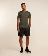 Bermuda deportiva básica de hombre, color negro, con cintura elástica, cordón de ajuste, bolsillos laterales y recortes con red en los laterales.