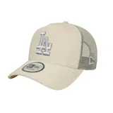 Gorra trucker New Era de color beige, confeccionada en pana en la parte frontal y visera, con paneles traseros de malla transpirable. Presenta el logotipo bordado en relieve de los Los Angeles Dodgers en el frente y cierre ajustable en la parte posterior.