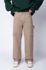Pantalón tipo carpintero de corte relaxed fit y tiro medio, confeccionado en denim negro con costuras a contracolor en blanco. Presenta múltiples bolsillos cargo laterales, un bolsillo con cierre en la parte inferior y presillas utilitarias.
