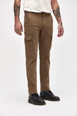 Pantalón cargo de gabardina en color gris, con corte standard slim. Presenta bolsillos laterales y bolsillos cargo con solapa y botones en los muslos.