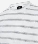 Remera de corte boxy con cuello redondo y mangas cortas. Presenta un diseño de rayas horizontales finas en tonos gris sobre fondo blanco.