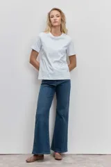 Remera blanca de manga corta y cuello redondo, de corte recto y holgado.