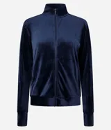 Campera deportiva de mujer confeccionada en tejido plush aterciopelado. Presenta cuello alto, cierre frontal con cremallera y puños ajustados.