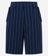 Bermuda de sastrería con cintura alta, trabillas en la cintura, solapa diferenciada y rayas verticales.