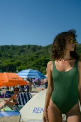 Traje de baño entero verde militar texturizado, con escote redondo y espalda cavada en U.