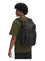 Mochila Under Armour modelo Triumph Camps Pro BP, color negro, con tecnología UA Storm resistente al agua, múltiples bolsillos con cremallera, bolsillos laterales para botellas y compartimento acolchado para portátil.