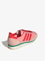 Zapatillas Adidas SL 72 OG W, color rosa con detalles en rojo y suela blanca con detalles en verde.