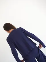 Saco abierto de punto fino, color verde menta, con mangas largas y corte corto a la cintura.