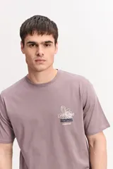 Remera color lila de manga corta y corte clásico, con estampa en el pecho y diseño minimalista.