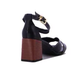 Sandalias de cuero sintético negro con tiras cruzadas en el empeine, pulsera al tobillo con hebilla dorada y tacón bloque de madera.