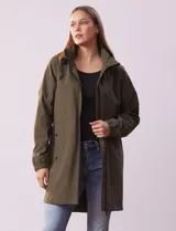 Gabardina impermeable color beige, marca Weatherproof, con cierre central, bolsillos delanteros con botones a presión, capucha desmontable y forro interno.