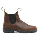 Bota tipo Chelsea de cuero premium marrón, con diseño de caña media, elásticos laterales negros y suela de TPU de alta durabilidad. Cuenta con tiradores en la parte superior para facilitar el calce.
