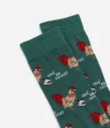 Par de medias largas de algodón color verde con estampa de pollo, café y texto.