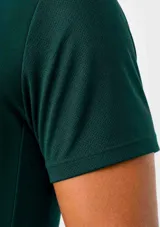 Camiseta deportiva de manga corta en color verde oscuro, confeccionada en tejido técnico con paneles laterales texturizados y cuello redondo.