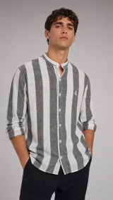 Camisa de lino con cuello mao, diseño de rayas anchas en color gris y blanco, de manga larga.