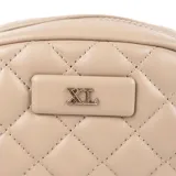 Portacosméticos color beige con diseño acolchado en forma de rombos y logo XL plateado en el centro. Tiene correa de mano y cierre superior.