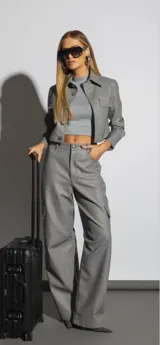 Pantalón negro de cuero sintético con corte palazzo y bolsillos laterales tipo cargo.