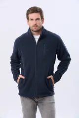 Campera polar de abrigo azul marino, con cuello alto, cierre frontal y bolsillos laterales y en el pecho con cierre.
