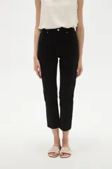 Pantalon jean de corte recto y tiro alto, color negro, con bolsillos laterales y traseros.