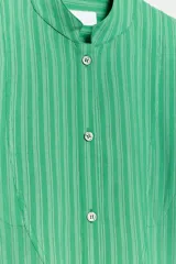 Camisa de viscosa ZW Collection con estampado de rayas verdes, cuello redondo mao, manga larga con puños anchos, pechera frontal y bajo asimétrico redondeado con cierre de botones.