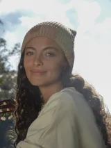 Gorro de lana celeste tejido en punto con dobladillo y parche de cuero con logo en el frente.
