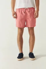 Short de baño liso para hombre, con cintura elástica y cordón ajustable. Cuenta con dos bolsillos laterales, un bolsillo trasero y logo bordado en la parte inferior.