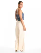 Top corto de denim azul con apliques de strass en toda la superficie. Presenta escote en V, breteles finos y espalda abierta con ajuste mediante lazos.