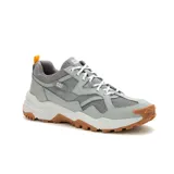 Championes Caterpillar modelo Grapple Leather Mesh, color gris con suela de goma marrón y detalles en blanco y naranja. Confeccionados en una combinación de malla transpirable y paneles de cuero sintético, con cordones blancos.