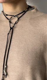 Corbatín negro con aro plateado y tubitos plateados hechos a mano.