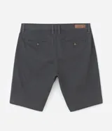 Bermuda masculina slim confeccionada en sarga de algodón con elastano, color beige, con bolsillos laterales tipo chino, bolsillos traseros embutidos con botón, trabillas en la cintura y cierre frontal con botón y cremallera.