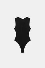 Body entallado color marrón oscuro con escote pronunciado en pico y manga sisa. Cierre en la parte inferior con botones a presión.