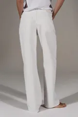 Jeans Z1975 de tiro bajo y pernera recta, con diseño de cinco bolsillos y cierre frontal con cremallera y botón, en tono azul desgastado.