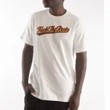 Remera de manga corta color blanco roto (off-white) con un estampado frontal en tipografía cursiva negra con borde dorado que dice "Fuck The Rest".