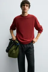 Jersey de hombre color borgoña, de corte holgado, tejido en hilatura con mezcla de algodón. Cuello redondo y manga larga. Acabados en rib.