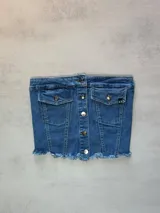 Top strapless de jean con botones blancos y ruedo desflecado.