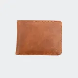 Billetera O'Neill de diseño clásico, color marrón, con costuras pespuntadas en el contorno y el logo de la marca grabado en relieve en la esquina inferior.